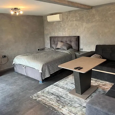 ненийски Lom